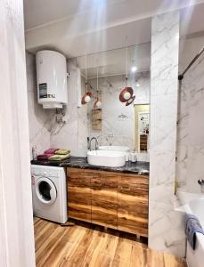 y baño con lavabo y lavadora. en Apartments on Perspektivnaya, en Kropyvnytskyi