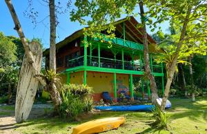 Um jardim no exterior de Beachfront with mountain view