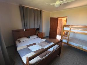 1 dormitorio con 1 cama grande y ventilador de techo en Big Room at Villa Lila en Puerto de la Cruz
