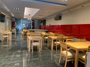 an empty restaurant with wooden tables and chairs at Benjamín I in San Salvador de Jujuy