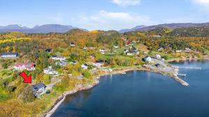une vue aérienne sur une ville à côté d'un lac dans l'établissement Feriehus Øyjord, à Narvik