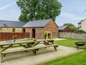 a picnic table in front of a brick building at 5 Bed in Bishop Auckland 83828 in Wolsingham