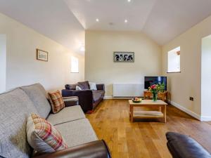 a living room with a couch and a tv at 5 Bed in Bishop Auckland 83828 in Wolsingham