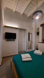 Una habitación con una mesa verde con dos toallas. en Holiday Home Celsus 84 en Palermo