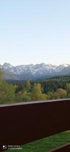 Vista generica sulle montagne o vista sulle montagne dall'interno dello chalet