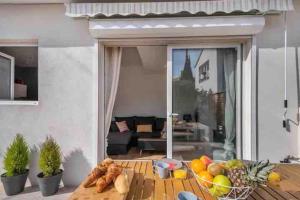 una mesa con un bol de fruta encima en Maison de ville contemporaine avec jardin en Cannes