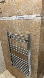 a shower with a metal grate in a bathroom at Chic Urban Retreat 2 in London