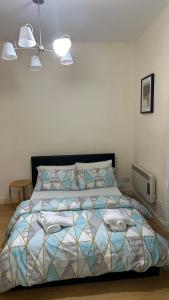 ロンドンにあるChic Urban Retreat 2のベッドルーム1室(ベッド1台、タオル2枚付)