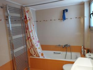 クシロカストロにあるCasa Manolisのバスルーム(バスタブ、シャワーカーテン付)