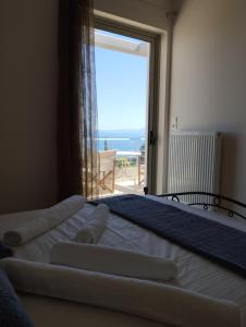 クシロカストロにあるCasa Manolisの海の景色を望むベッドルーム1室(大型ベッド1台付)