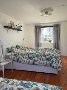 a bedroom with two beds and a window at Gästhus i gårdsmiljö in Forsheda