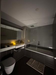La salle de bains est pourvue d'une baignoire, de toilettes et d'un lavabo. dans l'établissement Battersea power station, à Londres