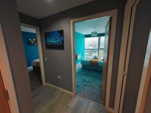 a room with a mirror and a room with a bed at 2br Stunning City Centre Apt in Belfast