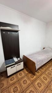 Dormitorio pequeño con cama y vestidor en Золотий Дракон, en Haysyn