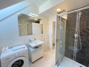 La salle de bains est pourvue d'un lave-linge et d'un lavabo. dans l'établissement Petrska apartment 6, à Prague