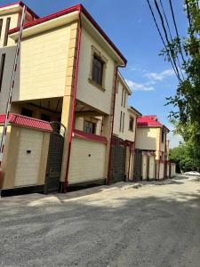 eine Reihe von Häusern auf einer Straße neben einer Straße in der Unterkunft BONUSHKA 5* in Samarkand