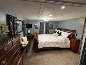 1 dormitorio con cama, silla y vestidor en Bourbon Trail Hideaway en Frankfort