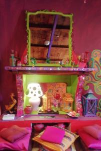 uma casa de bonecas com uma prateleira num quarto em Suite d'Artista Calcata em Calcata