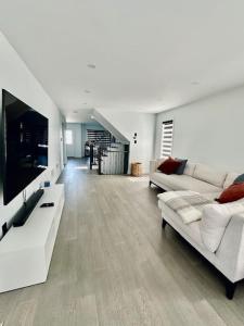 salon z kanapą i telewizorem z płaskim ekranem w obiekcie Private Luxury Full Home in Markham w mieście Markham