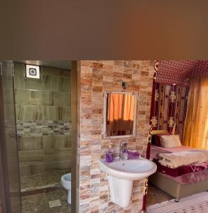 W łazience znajduje się umywalka, toaleta i lustro. w obiekcie Dream Bedouin life camp w mieście Wadi Rum