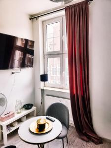 Posedenie v ubytovaní Cloud 9 King Bed-Old Town View Apartment