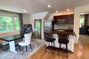 uma cozinha com mesa e cadeiras num quarto em Bluebird Sanctuary - Howe island Luxury Retreat em Pittsburgh