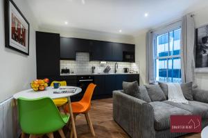 uma cozinha e uma sala de estar com uma mesa e um sofá em 1 Bedroom Apartment - Central Richmond-upon-Thames em Richmond upon Thames