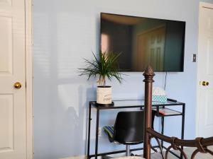Televiisor ja/või meelelahutuskeskus majutusasutuses Bed Plus YVR