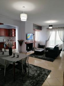 - un salon avec une table et un canapé dans l'établissement Thira Apartment near Athens Airport, à Spáta