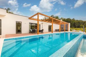 een zwembad in de achtertuin van een huis bij Villa Istria Green in Kršan