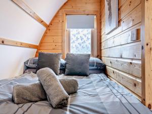 een slaapkamer met een bed in een houten hut bij 1 Bed in Bristol 94006 in Chew Magna