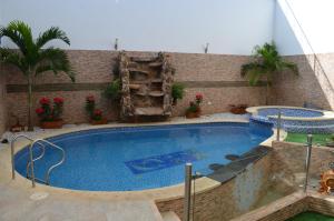 a large swimming pool in a building at Encantadora Casa, Ubicación Ideal en Bucaramanga in Bucaramanga +22 photos