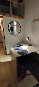 Zimmer mit einem Schreibtisch mit 2 Stühlen und einem Spiegel in der Unterkunft Chic Loft en Chapinero 301 in Bogotá