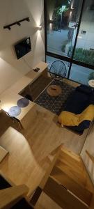 Zimmer mit 2 Betten in einem Zimmer mit einem TV in der Unterkunft Chic Loft en Chapinero 301 in Bogotá