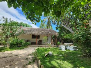 a small house with a grass roof at Villa Rosa in Punta Rucia