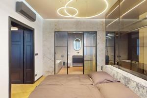 1 dormitorio con 1 cama grande en una habitación en Naprstek Urban Retreat en Praga