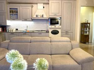 a living room with a couch and a kitchen at Residence il Cascinale in Peschiera del Garda