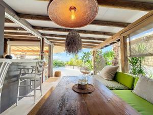 Oyster PondにあるLa Sucriere sea view swimming pool open-air atmospherのリビングルーム(木製テーブル、緑のソファ付) +12枚の写真