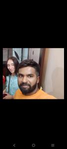 un homme avec une barbe devant une femme dans l'établissement Manchaman home stay, à Ujjain
