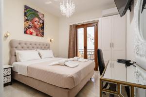 una camera da letto con un letto grande e una scrivania di Eclipse Studios Naxos ad Agia Anna Naxos