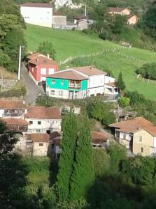 un petit village sur une colline avec des maisons dans l'établissement Casa Rural Juaco, à Bimenes