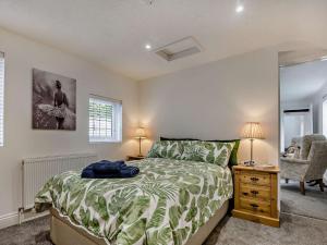a bedroom with a bed and a desk and a chair at 3 Bed in Bognor Regis 93447 in Bognor Regis