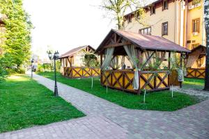 Vonkajšia záhrada v ubytovaní Hotel Krakow