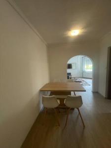 - une salle à manger avec une table et des chaises en bois dans l'établissement Fairytale apartment, à Dunakeszi