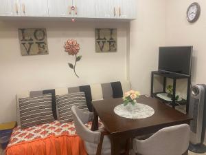 Μια τηλεόραση ή/και κέντρο ψυχαγωγίας στο 1 Bedroom Condo with View! LF10