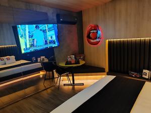 TV a/nebo společenská místnost v ubytování MOTEL STUDIO A