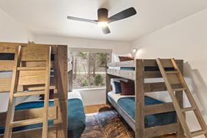 Двухъярусная кровать или двухъярусные кровати в номере Ouray Riverfront Oasis