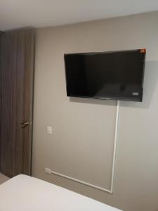 TV de pantalla plana en la parte superior de una pared blanca en Excepcional Apartamento, en Valledupar