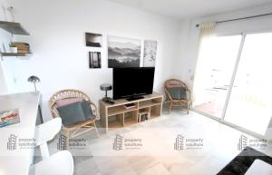 Televízia a/alebo spoločenská miestnosť v ubytovaní Lomas de Mena 20 - Ático con vistas al mar - Barbacoa y Piscina- PARKING GRATIS -EXCELENTE CONEXIÓN WIFI