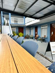 długi drewniany stół i krzesła na patio w obiekcie Hotel Alicia w mieście Fortuna